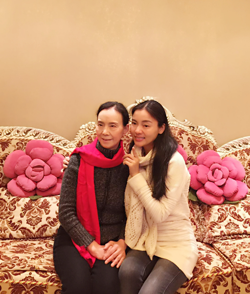 全国政协委员陈思思：送给母亲的红围巾