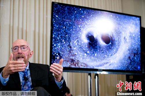 激光干涉引力波天文台（LIGO）联合创始人Kip Thorne在介绍合并的黑洞。