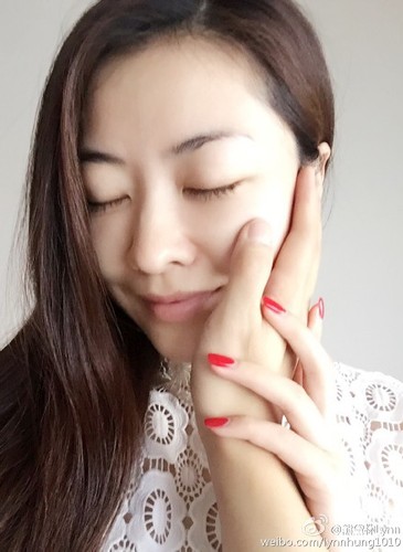 熊黛林情人节晒美照他人抚脸（图）