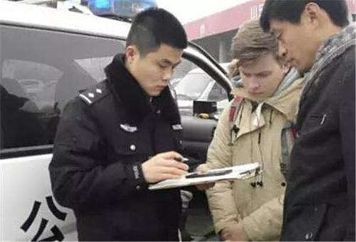 俄罗斯小伙穷游中国被困德州 民警相助顺利返回