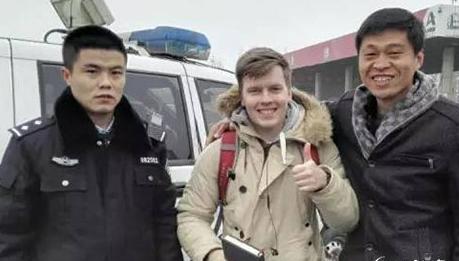 俄罗斯小伙穷游中国被困德州 民警相助顺利返回