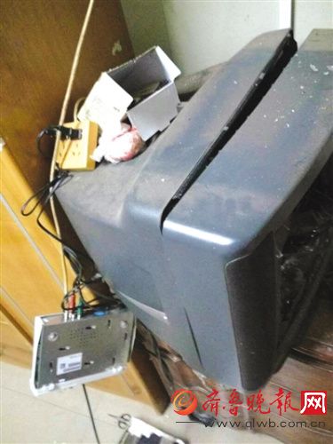 电视机被砸坏（刘云供图）