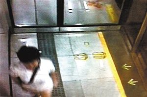 掐架揩油活春宫 地铁奇葩真猛啊