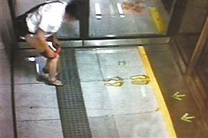 掐架揩油活春宫 地铁奇葩何其多