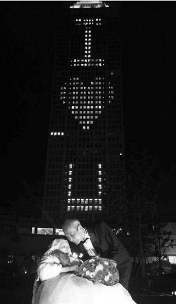 84岁老人情人节包下酒店外墙向老伴示爱（图）