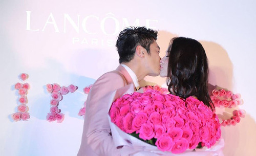 　2月14日，霍思燕现身上海，老公杜江神秘准备99朵玫瑰为她庆祝情人节，两人现场嘴对嘴热吻格外甜蜜。