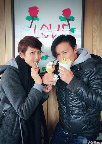 　张晋和蔡少芬也开启了秀恩爱模式，晒出夫妇二人在玫瑰画作前合影，还调皮称，“愿天下有情人，终成眷薯……条”。