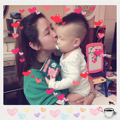何洁晒出一张献吻儿子七宝的照片，母爱满满。