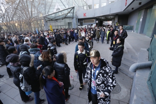 2月15日，在北京电影学院，报考表演学院的考生排队入场。