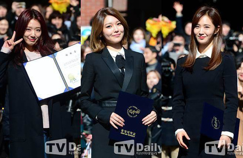 朴信惠大学读8年毕业与“学妹”俞利秀英合影（图）