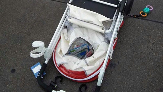 被直接放在地上的婴儿车