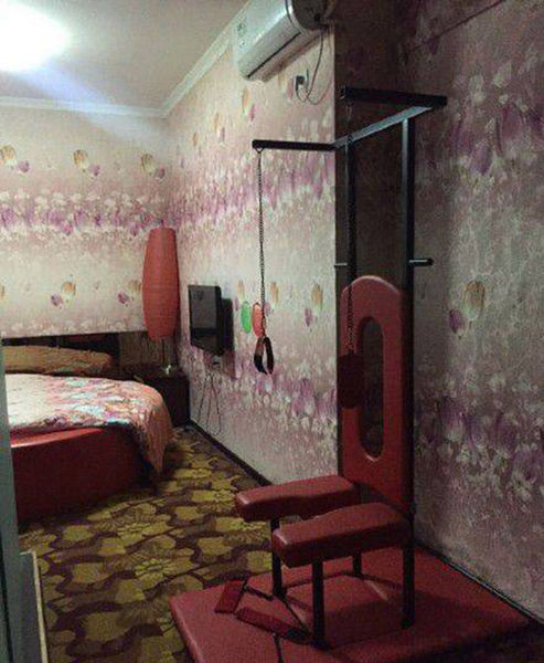 房间还放有情趣体验设施