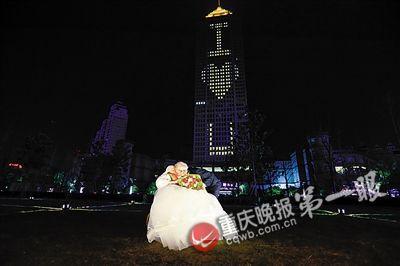 背对着身后218米高的“I 公式 u”，乔德位大声对身穿婚纱的老伴喊出“我爱你”，然后相拥接吻。 周少伟 摄
