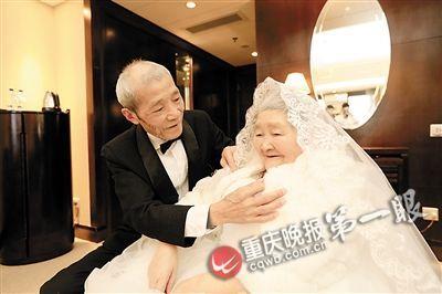 乔德位帮爱人穿上婚纱