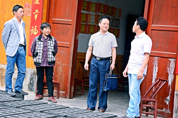 2015年6月，吕春建到建始县三里乡调研美丽乡村建设。