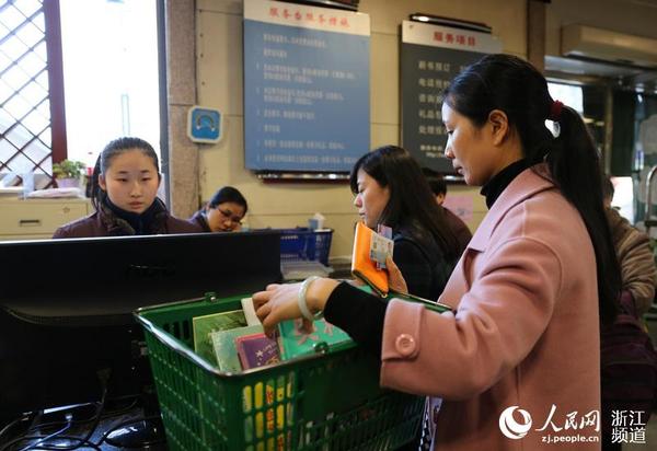 市民持市民卡或身份证都可借阅新书。