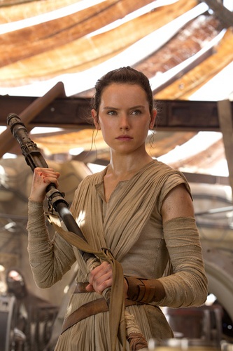 图2：[星球大战：原力觉醒]里小女孩蕾伊成了队伍里唯一能与凯洛·伦抗衡的人，并成功救下一枚壮汉