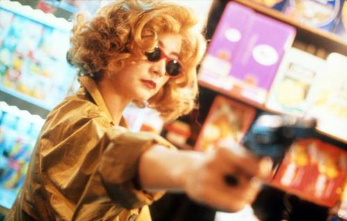 　　图5：林青霞在[重庆森林]穿雨衣戴墨镜的形象已经成为王家卫标签，这位女杀手一人管着十几个印尼老男人，眼睛都不眨一下(因为她戴着墨镜)