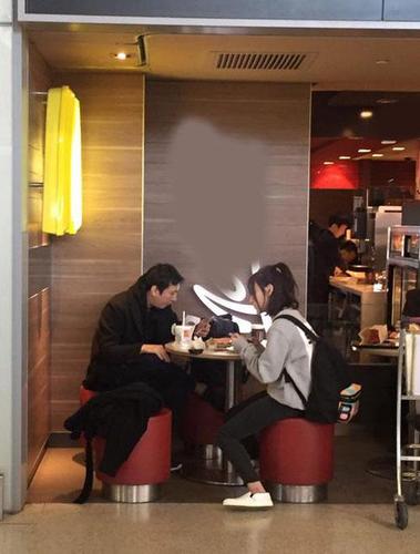 王思聪与网红雪梨现身西双版纳疑带女友见家长