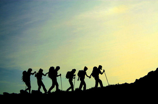 野外活动迷失方向时如何自救呢？