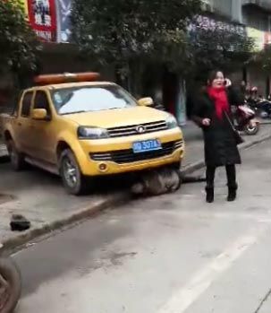 一人被卷到车底。图据网友现场视频截图
