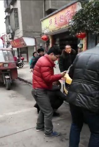 众人抬车救人。图据网友现场视频截图