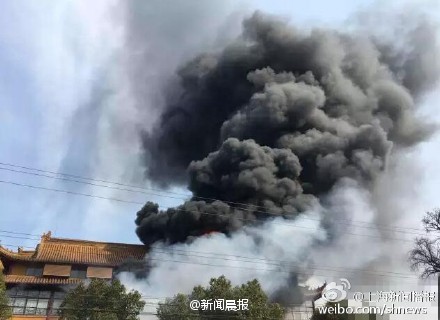 上海奉贤二严寺突发大火 现场浓烟滚滚(图)
