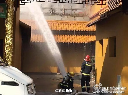 上海奉贤二严寺突发大火 现场浓烟滚滚(图)