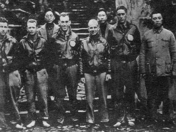 获救时的杜利特尔（前左四）、波特（前左五）等人。