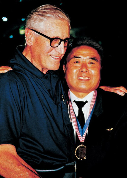 数十年后，杜利特尔机组成员波特和朱学三重逢。