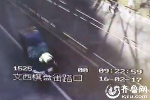 交警被套牌车顶行 画面犹如“电影警匪片”(图)