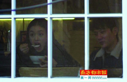 林允、冯绍峰被拍到约会照