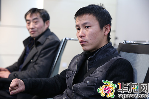 失忆男子的弟弟和姨夫给记者介绍男子之前的情况 记者 刘嵩 摄 失忆男子的弟弟和姨夫给记者介绍男子之前的情况 记者 刘嵩 摄