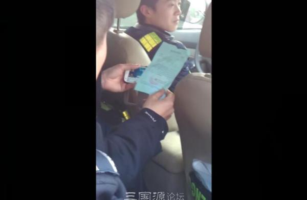 四川南充城管上班斗地主 回应：情况属实扣绩效1