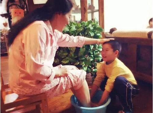 “要求官员为父母洗脚”