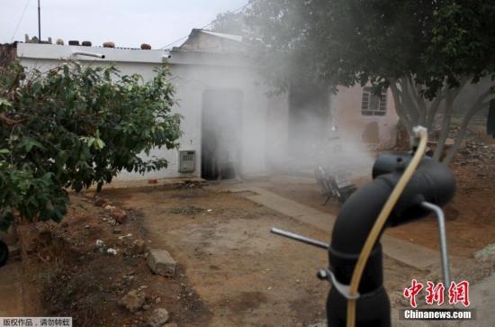 在哥伦比亚港口城市库库塔，人们喷烟灭蚊。世卫组织提醒，尽管现在北半球是冬季，气候条件不适于伊蚊活动，因此寨卡病毒在欧洲传播的风险极低，但当春夏季到来天气转暖时，病毒在这些地区传播的风险将大增。