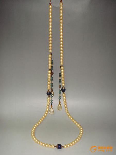 东珠朝珠是清朝皇帝和官员着礼服（即朝服、衮服）、吉服（即龙袍）和常服时佩戴的一种装饰物，挂在颈项垂于胸前。东珠朝珠是所有材质的朝珠中等级最高者，只有皇帝、皇太后和皇后才能佩戴，即使贵为皇子、亲王，也不得使用。在故宫博物院现存的大量朝珠藏品中，东珠朝珠仅5件，极为珍贵。