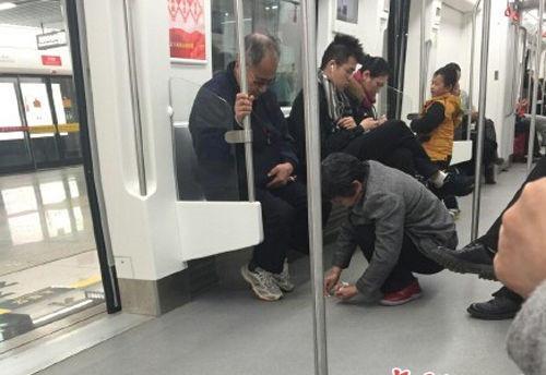 大妈在地铁捡拾泥土被点赞 南昌地铁：予以奖励