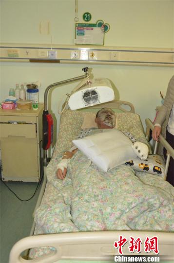 男子引燃“土炸弹” 民警身压爆炸物排险负伤2