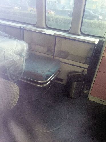 黑救护车内部设备极其简陋