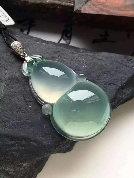 三看水。水即翡翠的透明度。王振升说，种好的，水就好，比如玻璃种的水就比冰种的水要好。