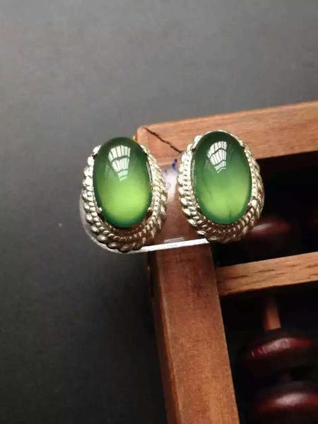 四看净。所谓的净，就是指翡翠里没有杂质。