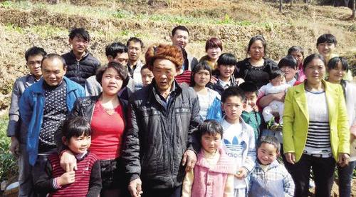 云南投毒案保姆钱仁凤出狱 照生平第一张全家福