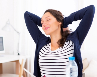 4个小动作远离驼背 挺直腰板生活