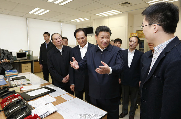 2月19日上午，习近平在新华社调研，到国内部总编室同采编人员交流。编辑部负责人向总书记介绍了稿件审发流程和业务建设情况。几位刚参加新春走基层采访的记者你一言我一语汇报了采访见闻。总书记鼓励大家要接地气，多采写群众喜闻乐见的新闻。新华社记者 鞠鹏摄