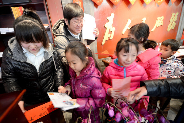 15A猜灯谜，领奖品，孩子们开心兴奋