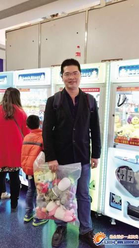 小伙炼成“夹娃娃神技” 半年夹走3000多只娃娃