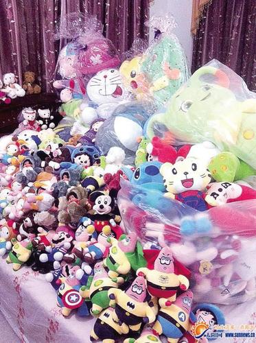 小伙炼成“夹娃娃神技” 半年夹走3000多只娃娃