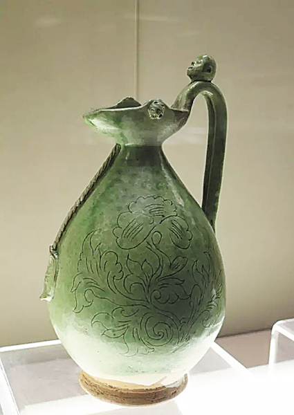 辽代 北方窑口绿釉刻花猴首皮囊壶 观复博物馆藏