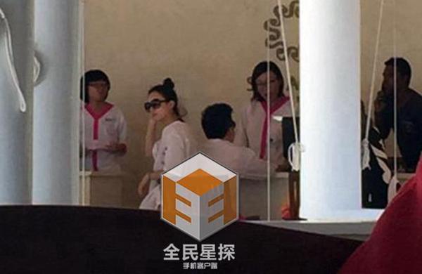 赵丽颖被拍到与电商CEO同游马尔代夫